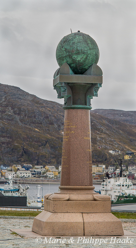 Hammerfest 1266.jpg - Stèle de la Méridienne, à Hammerfest (Norvège, juin 2012)